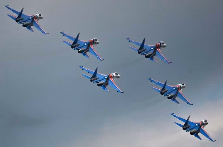 Và kể từ đó cho tới nay những chiếc Su-27 và Su-27UB được lựa chọn để trở thành biểu tượng cho ngành công nghiệp hàng không Liên Xô và Nga sau này với phi đội máy bay biểu diễn “Hiệp sĩ Nga”.