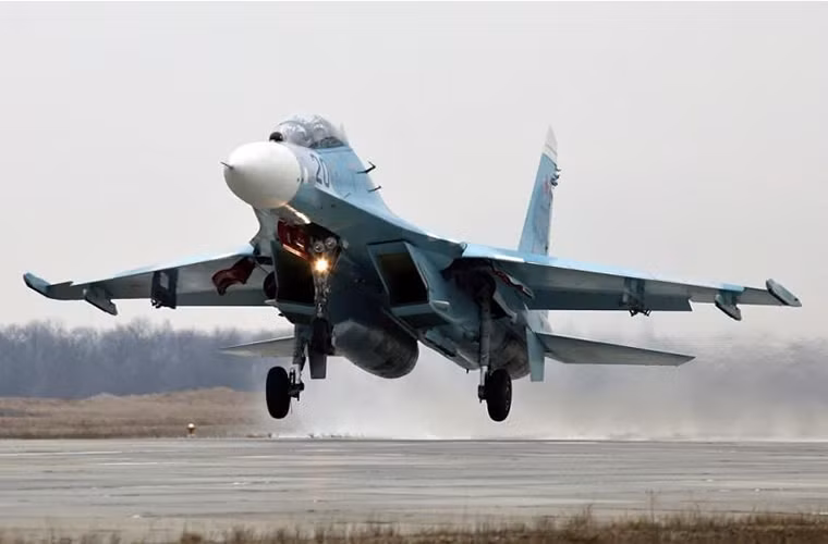 Tuy nhiên có điều ít người biết rằng Không quân Liên Xô từng muốn chuyển đổi Su-27UB thành một biến thể tiêm kích bom để thay thế cho những chiếc Su-24 đã lỗi thời so với những dòng máy bay chiến đấu tiên tiến của Mỹ khi đó là F-15 và F-16.