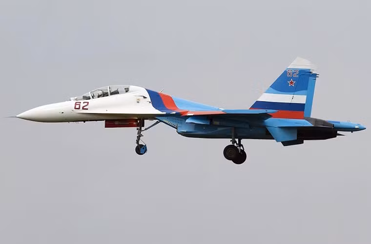 Bên cạnh các biến thể dành cho Không quân Nga, Su-27UB còn được Sukhoi phát triển thành các biến thể khác cũng dành cho hoạt động huấn luyện như Su-27UBK dành cho xuất khẩu và Su-27KUB dành cho hoạt động huấn luyện trên tàu sân bay của Hải quân Nga.