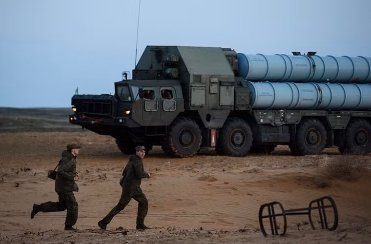 Theo trang quân sự Sina, các đơn vị được trang bị tổ hợp tên lửa phòng không S-300PS đóng tại vùng Astrakhan thuộc Quân khu phía Nam của Nga vừa diễn ra đợt diễn tập phòng không đầu tiên trong năm nay. Nguồn ảnh: Sina