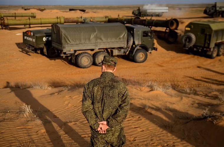 Một tổ hợp S-300PS của Quân đội Nga gồm các xe phóng 5P85S mang theo đạn tên lửa 5V55R hoặc 5V55K và đài điều khiển hỏa lực 30N6. Tất cả đều được đặt trên khung gầm đặc chủng MAZ-7910 8x8. Nguồn ảnh: Sina