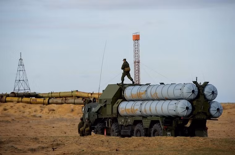 Tất cả các biến thể của tổ hợp S-300 đều được trang bị tổ hợp phóng thẳng đứng, mỗi xe phóng mặt đất có khả năng mang theo 4 đạn tên lửa. Nguồn ảnh: Sina