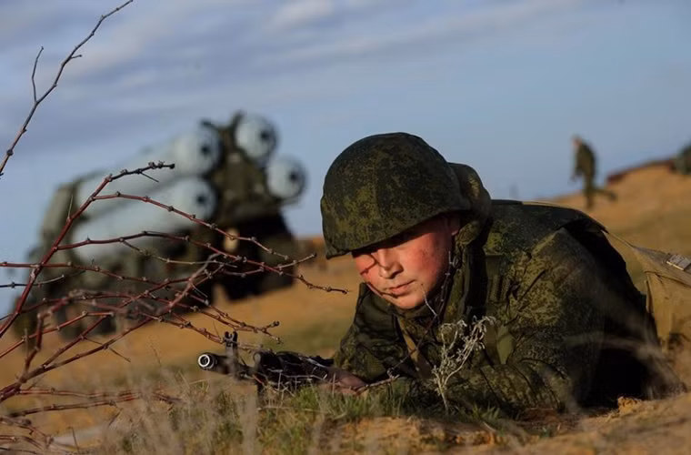 Trong ảnh là một binh sĩ Nga làm nhiệm vụ cảnh giới khi tổ hợp S-300PS được triển khai. Nguồn ảnh: Sina