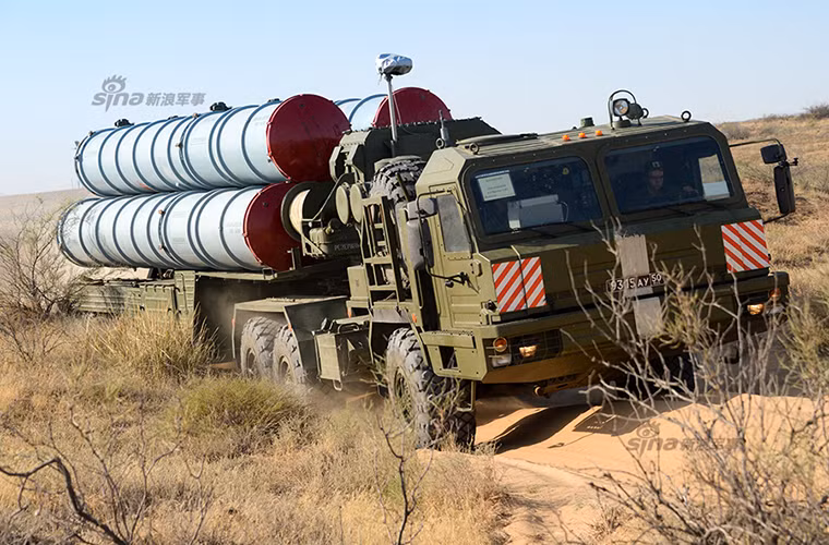 Theo đó Quân đội Nga đang dần loại biên các biến thể S-300 cũ có từ thời Liên Xô bằng các biến thể S-300 mới cùng với đó là việc đưa vào trang bị thêm tổ hợp tên lửa phòng không tầm xa tiên tiến S-400. Nguồn ảnh: Sina