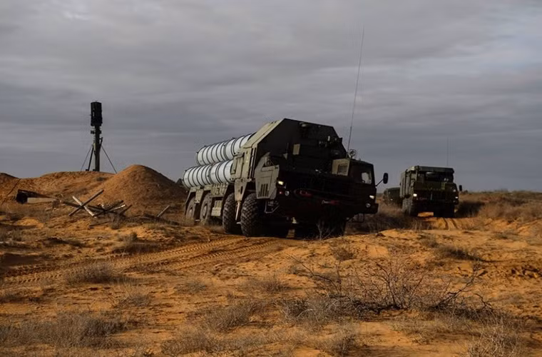 Đạn tên lửa 5V55R có tầm bắn tối đa 90km sử dụng động cơ đẩy nhiên liệu rắn, nó có đường kính 450mm và dài 7m. Trong khi đó 5V55K có kích tương tự tuy nhiên có tầm bắn tối đa chỉ đạt 75km. Nguồn ảnh: Sina