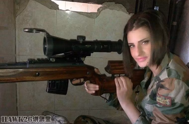 Trong ảnh là một trong những "mỹ nhân" của Vệ binh Cộng hòa Syria, cô đang sử dụng khẩu súng trường bắn tỉa MTs-116M do Nga sản xuất.