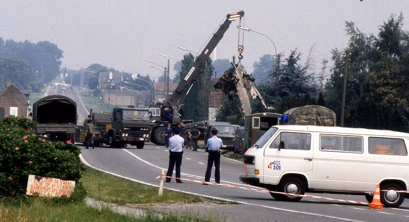 Thế nhưng tất cả các tính toán dự báo đều sai. Chiếc MiG của Liên Xô sau khi bay qua 3 nước NATO với quãng đường 900 km đã rơi trúng một nông trại và khiến một thanh niên 18 tuổi thiệt mạng. Ảnh: xe cẩu đang cẩu xác MiG-23 vào các xe tải. (Nguồn: Beeldbank.kortrijk.be).