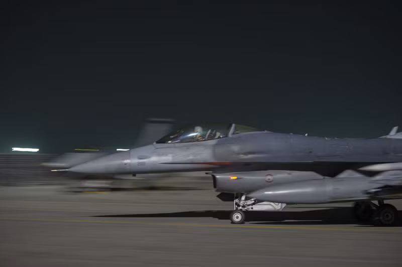 Tiêm kích F-16 thuộc phi đội viễn chinh 421 xuất kích làm nhiệm vụ đêm 6/1 tại sân bay Bgram, tỉnh Helmand, Afghanistan. Hoạt động xuất kích là một phần trong chiến dịch Người canh giữ Tự do tại Afghanistan.