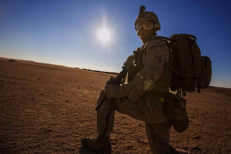 Lính thủy quân lục chiến Mỹ với đầy đủ trang bị đang làm nhiệm vụ tại một địa điểm bí mật ở Tây Nam Á.