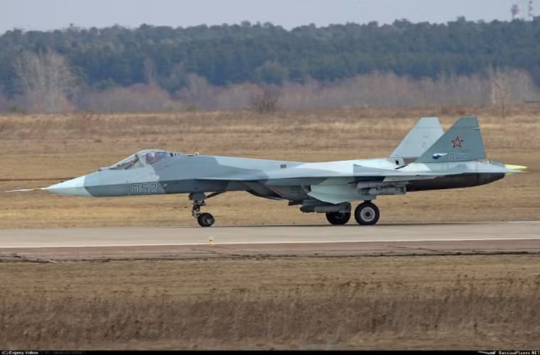 Được biết, buổi thử nghiệm trên diễn ra tại trung tâm thử nghiệm hàng không Gromov nằm trong căn cứ không quân Zhukovsky của Nga, trong suốt quá trình thử nghiệm Sukhoi T-50 được trang bị nhiều loại tên lửa và bom khác nhau nhằm kiểm tra khả năng hoạt động của máy bay.