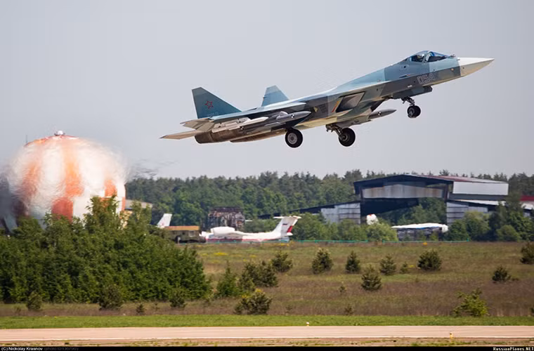 Sukhoi T-50 là chương trình phát triển máy bay chiến đấu tàng hình thế hệ thứ 5 đầu tiên của Nga, nguyên mẫu đầu tiên được giới thiệu vào đầu năm 2010 và cho tới nay Nga đã sở hữu ít nhất 5 nguyên mẫu chiến đấu cơ tàng hình này.