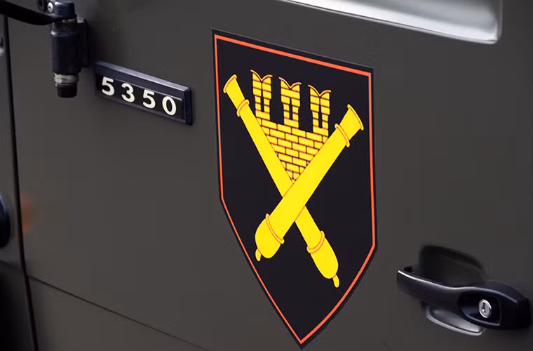 Phù hiệu Pháo binh Nga trên xe tải đặc chủng KAMAZ-5350 của Tiểu đoàn 449.