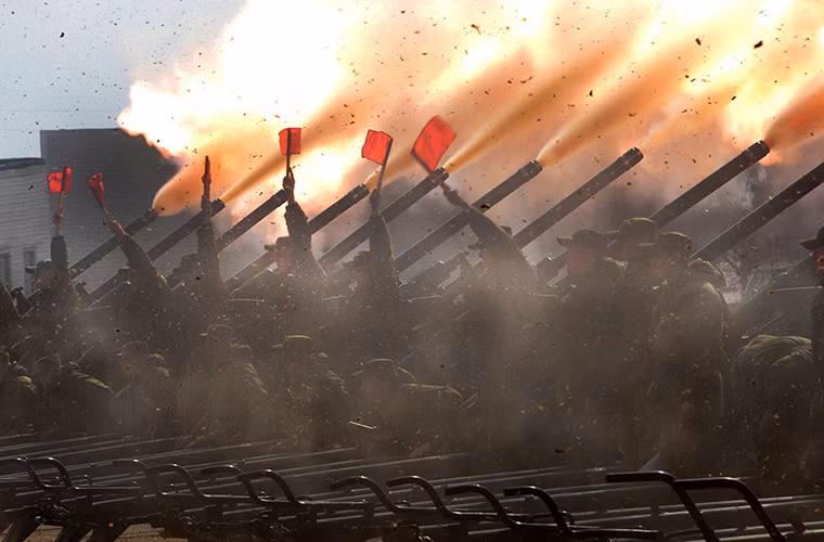 Ngay sau khi phất cờ hiệu dàn pháo Zis-3 đồng loạt khai hỏa.