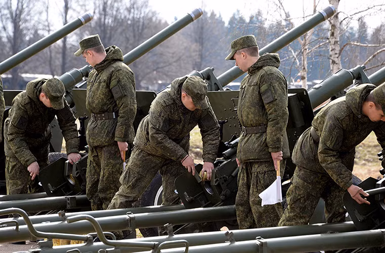 Cận cảnh dàn pháo chống tăng Zis-3 thuộc Tiểu đoàn 449, mỗi khẩu pháo sẽ có một pháo thủ và một chỉ huy hiệu lệnh bắn.