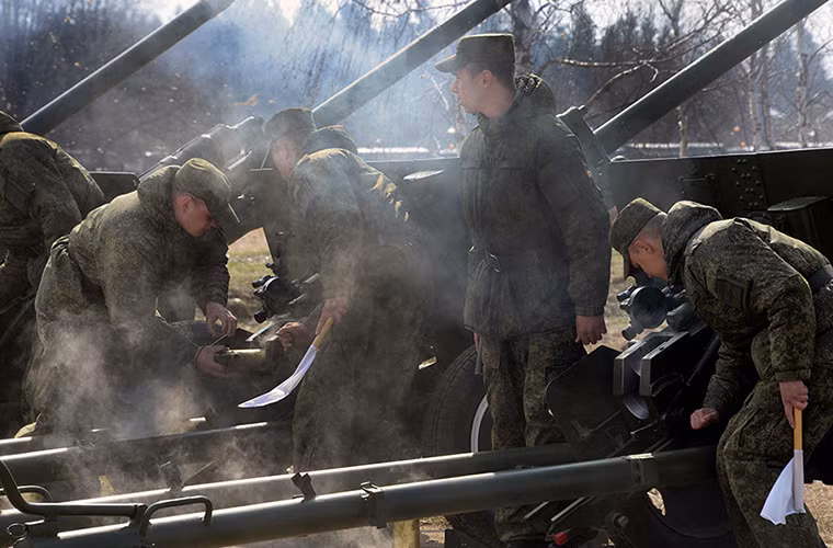 Trong suốt quá trình diễn tập mỗi khẩu pháo Zis-3 sẽ được bắn ít nhất 6 phát nhằm giúp pháo thủ làm quen với hiệu lệnh cũng như tạo sự đồng nhất của toàn bộ tổ đội pháo khi bắn.