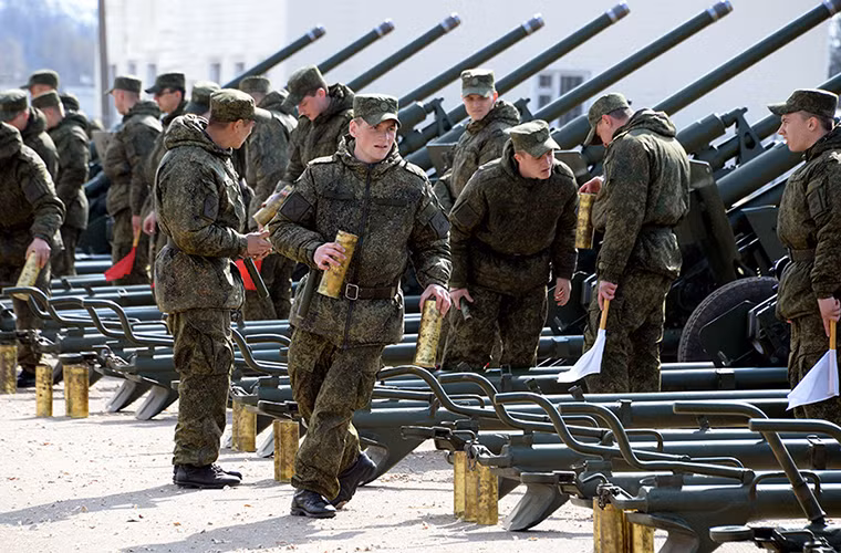 Sau khi bắn loạt đạn đầu tiên pháo thủ sẽ phải nhanh chóng di chuyển cho lượt bắn tiếp theo.