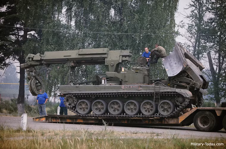 Theo đó, IMR-2M sẽ đóng vai trò hỗ trợ hậu cần cho các đơn vị tăng thiết giáp đang được trang bị xe tăng chiến đấu chủ lực T-90, T-72, T-62 và Type 59 của Quân đội Syria. Ngoài ra mẫu xe công binh này còn có thể thực hiện nhiệm vụ rà phá bom mìn dọn các chướng ngại vật trên đường hành quân.