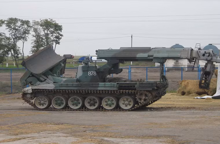 Điểm nổi bật nhất của IMR-2 là việc nó được phát triển dựa trên khung gầm xe tăng chiến đấu chủ lực T-72 và là ứng cử viên sáng giá thay thế cho dòng xe bọc thép công binh IMR được phát triển trên khung gầm xe tăng chiến đấu chủ lực T-55 đang được Quân đội Liên Xô sử dụng lúc đó.