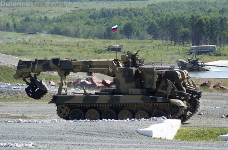  Sức mạnh của IMR-2 là nằm ở động cơ diesel V-84-1 V-12 được làm mát bằng nước có công suất lên tới 840 mã lực, với tốc độ di chuyển tối đa trên đường bằng là 50km/h và có tầm hoạt động khoảng 500km. Trọng lượng của mẫu xe bọc thép này tầm hơn 44 tấn.