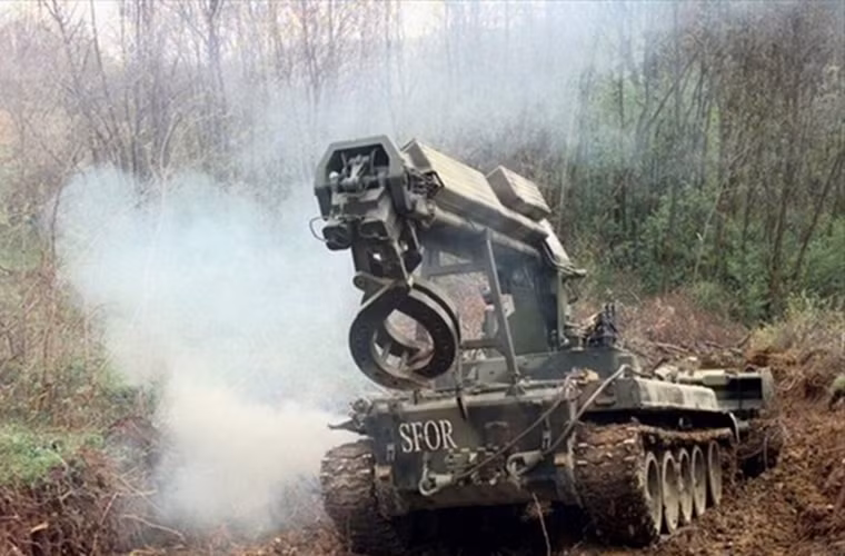 Trang bị chính của IMR-2 gồm hệ thống cần cẩu đa năng có chiều dài tối đa 8.15m và có thể nâng được vật có trọng lượng lên tới 2 tấn, để thuận tiện hơn trong việc hoạt động trên các địa hình phức tạp cần cẩu của IMR-2 có thể xoay 360 độ. Trong khi đó, phía trước của IMR-2 được trang bị hệ thống lưỡi ủi thủy lực giúp loại bỏ và san bằng các vật cản trên mặt đất.