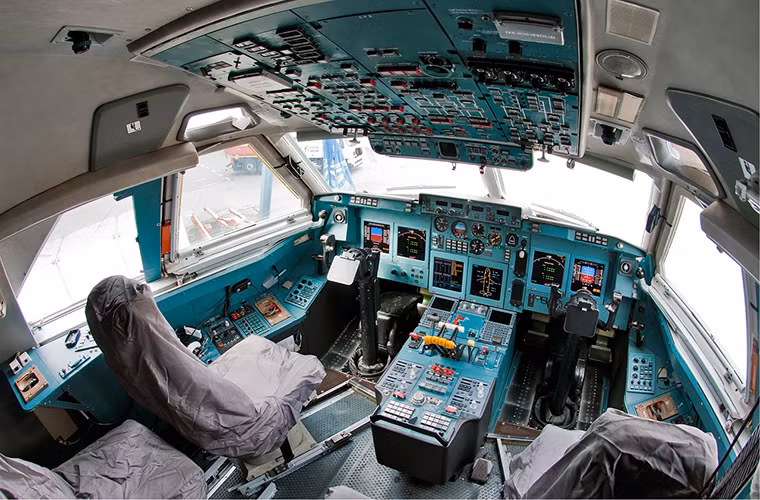 Hầu hết mọi trang thiết bị điện tử trên IL-96-400 sẽ được nâng cấp để phù hợp hơn với nhiệm vụ chỉ huy trên không. Theo nhiều chuyên gia quân sự đánh giá việc Nga chuẩn bị đưa vào trang bị biến thể chỉ huy trên không của IL-96-400 được xem là bước tiến mới của ngành công nghiệp hàng không của nước này khi để phát triển một mẫu máy bay như vậy cần tới gần 10 năm.