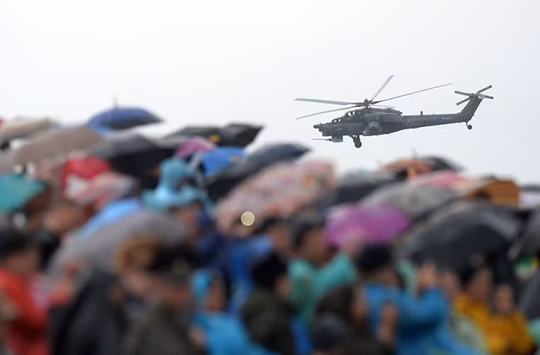 Dù thời tiết khá xấu nhưng vẫn có rất nhiều khán giả đến xem buổi biểu diễn của dàn chiến đấu cơ tiên tiến nhất của Không quân Nga. Nguồn ảnh: Sputnik