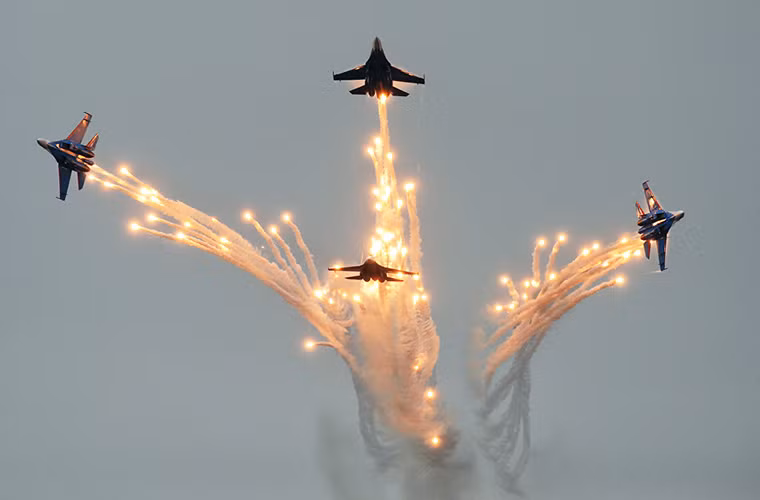 Hình ảnh màn trình diễn bằng mồi bẫy nhiệt của phi đội “Hiệp sĩ Nga” với Su-27 khép lại vòng loại Aviadarts-2016 tại Crimea. Nguồn ảnh: Sputnik