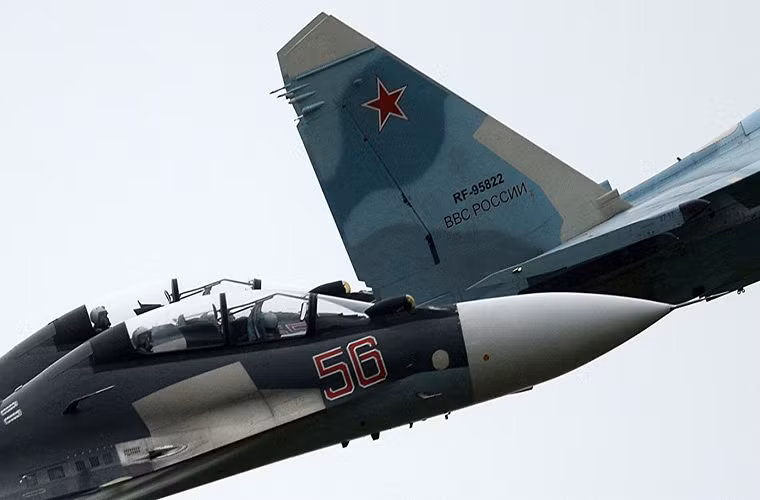 Màn nhào lộn trên không của những chiếc tiêm kích đa năng Su-30SM tại Aviadarts-2016 đây cũng là dòng biến thể hiện đại hóa mới của dòng Su-30. Nguồn ảnh: Sputnik