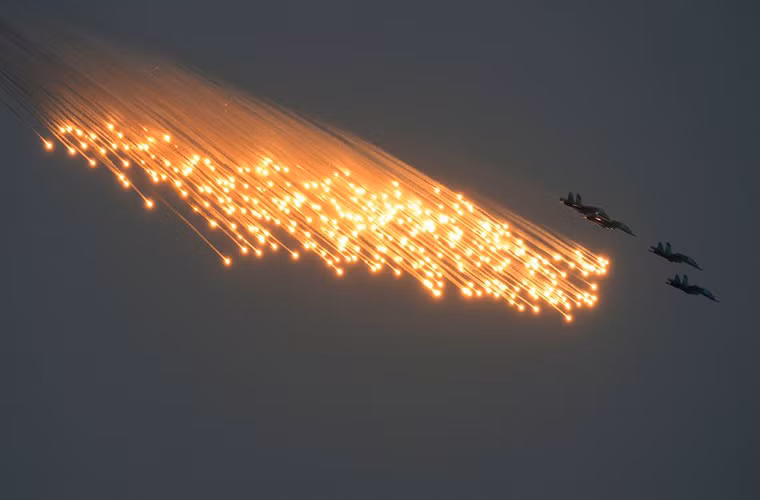 Tiếp theo sau đó là màn trình diễn của phi đội tiêm kích bom Su-34 những người hùng của Không quân Nga tại Syria. Nguồn ảnh: Sputnik