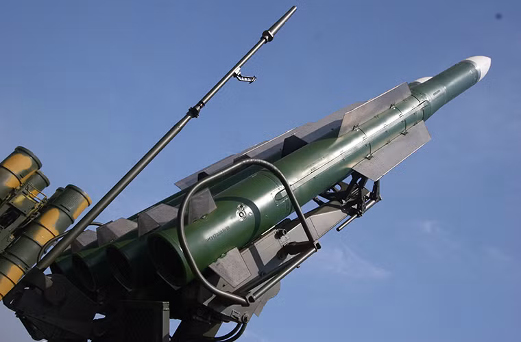 3S90M Shtil-1 là biến thể tên lửa phòng không trên hạm được phát triển dựa trên tổ hợp tên lửa phòng không mặt đất Buk mà cụ thể hơn ở đây là đạn tên lửa 9M317ME. Các tên lửa 3S90M Shtil-1 có tầm bắn từ 2.5-32km với các mục tiêu bay ở độ cao lên đến 15.000m.