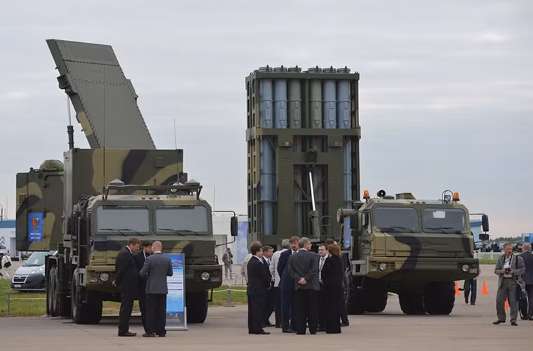 Còn đối với số tên lửa phòng không, hiện tại vẫn chưa rõ chúng thuộc chủng loại nào nhưng theo nhiều nhận định có thể là các tên lửa thuộc tổ hợp tên lửa phòng không trên hạm 3S90M Shtil-1, vốn được trang bị trên các tàu hộ vệ tàng hình thuộc Project 11356 mới được Hải quân Nga đưa vào trang bị.