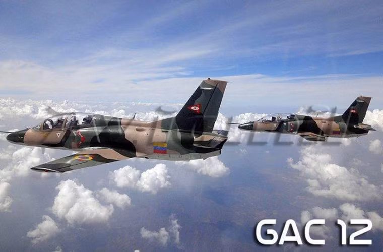 K-8 là dòng máy bay huấn luyện phản lực đa năng do Tổng công ty công nghiệp hàng không Hồng Du và Tổ hợp công nghiệp hàng không Pakistan hợp tác sản xuất. K-8W là biến thể dành cho xuất khẩu trong khi đó Không quân Trung Quốc lại sử dụng biến thể nội địa JL-8. Nguồn ảnh: Sina