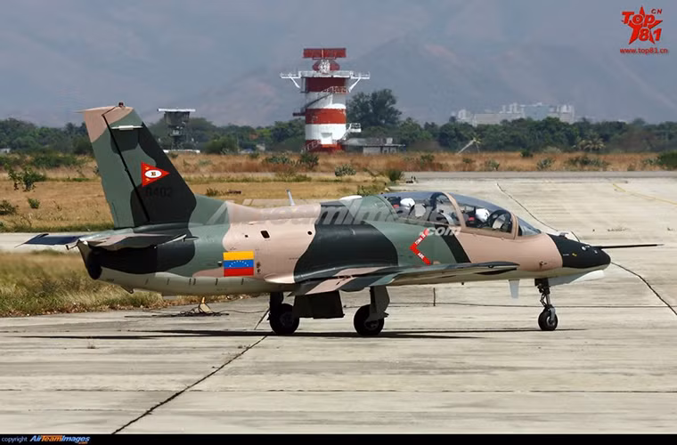 Theo thông báo của Bộ Quốc phòng Venezuela, phía Trung Quốc cũng sẽ đảm nhận luôn việc xây dựng cơ sở hạ tầng và hỗ trợ kỹ thuật cho những chiếc K-8W mới với tổng giá trị lên đến 75.5 triệu USD. Toàn bộ 9 chiếc K-8W trên sẽ được biên chế cho căn cứ không số 15 của Không quân Venezuela nằm gần thành phố Maracaibo. Nguồn ảnh: Sina