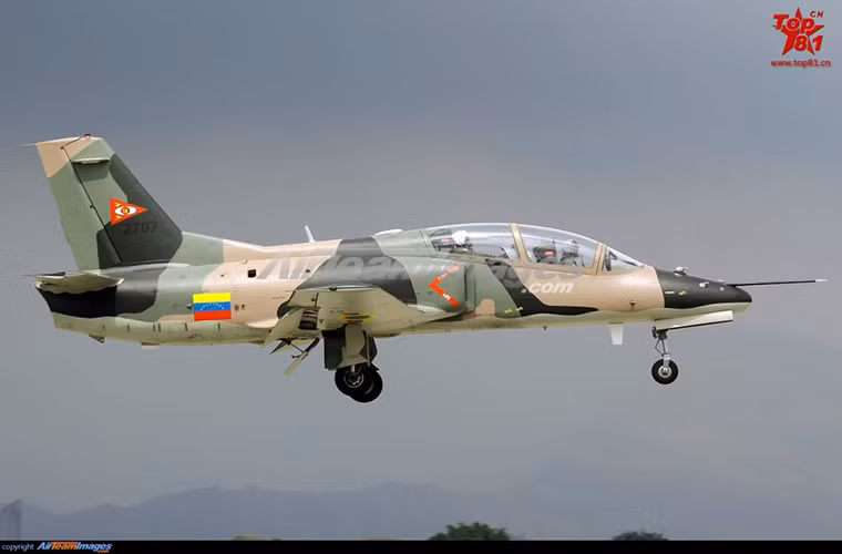 Không quân Venezuela bắt đầu đưa vào trang bị những chiếc K-8W đầu tiên từ năm 2010 với con số lên tới 18 chiếc, với vai trò thay thế cho các phi đội tiêm kích hạng nhẹ Northrop F-5A và tấn công hạng nhẹ Rockwell OV-10 đã lỗi thời của Venezuela. Nguồn ảnh: Sina