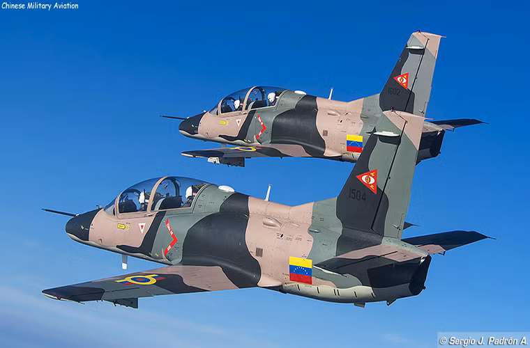 Theo Air Recognition, Không quân Venezuela sẽ đưa vào trang bị thêm 6 chiếc máy bay huấn luyện K-8W do Trung Quốc chế tạo trong cuối tháng này và 3 chiếc khác trong thời gian sắp tới, nâng phi đội K-8W của Venezuela lên gần 30 chiếc chỉ sau 6 năm. Nguồn ảnh: Sina