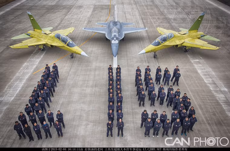 Bên cạnh việc đặt mua thêm K-8W, Không quân Venezuela còn ký hợp đồng mua mới 24 chiếc máy bay huấn luyện kiêm tấn công hạng nhẹ L-15 cũng do Tổng công ty Hồng Du chế tạo. Nguồn ảnh: Sina