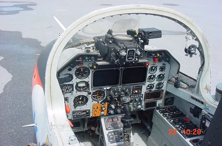 Hình ảnh bên trong buồng lái hiện đại của K-8W. Nguồn ảnh: Sina