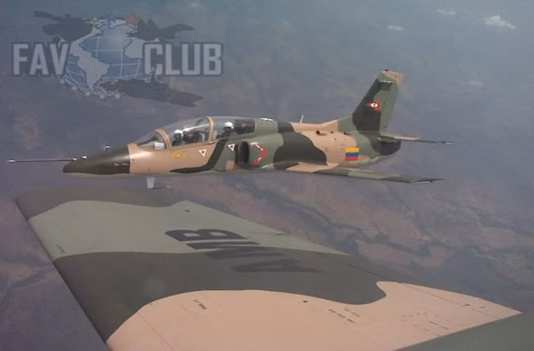 JL-8 được trang bị một động cơ tuốc bin phản lực Garrett TFE731-2A-2A do hãng Honeywell Mỹ sản xuất hoặc AI-25 của Ukraine hoặc WS-11 (dùng cho máy bay Trung Quốc) cho phép máy bay đạt tốc độ tối đa 800km/h, bán kính chiến đấu hơn 1.000km. Ngoài vai trò huấn luyện JL-8 cũng có thể được tái vũ trang với khả năng mang theo 1 tấn vũ khí gồm rocket 57mm, tên lửa không đối không tầm ngắn PL-5/7, bom hàng không 200-250kg, bom chùm. Nguồn ảnh: Sina