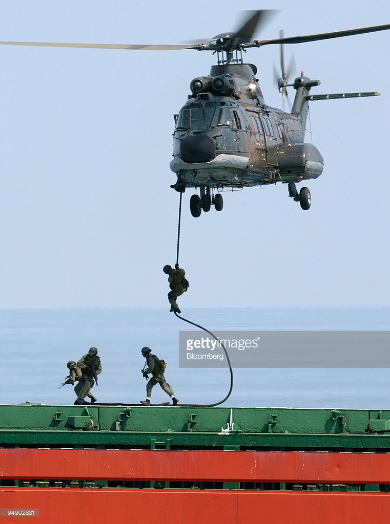 Lực lượng biệt kích thuộc Hải quân Singapore huấn luyện tác chiến chống khủng bố trên biển với trực thăng vận tải đa năng AS332 Super Puma.