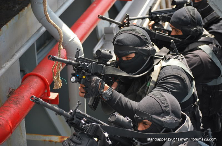 Súng trường tấn công HK416 sử dụng đạn tiêu chuẩn 5.56mm của NATO với trọng lượng chỉ gần 3kg, nó có tốc độ bắn từ 700-900 viên/phút được trang bị hộp tiếp đạn tiêu chuẩn 30 viên. Tầm bắn hiệu quả của HK416 là 300m.