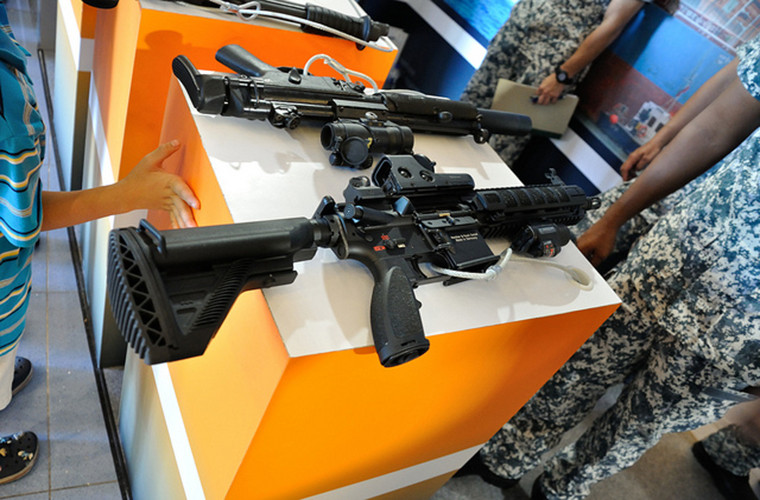 Dù khá thành công với dòng súng trường tấn công SAR-21, nhưng Singapore vẫn trang bị khẩu HK416 cho tất cả các đơn vị đặc nhiệm của mình bao gồm cả Lục quân, Không quân và Hải quân. Do đó cũng sẽ dễ hiểu khi SOTF được trang bị mẫu súng trường tấn công tiên tiến này.