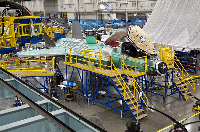 Mỗi chiếc tiêm kích F-35 được tạo nên bởi khoảng 300.000 linh kiện và bộ phận khác nhau, một nữa số linh kiện này được sản xuất ở nước ngoài sau đó được lắp ráp lại với nhau tại Fort Worth. Cả bai biến thể của F-35 là F-35A, F-35B và F-35C đều được sản xuất tại đây nhiệt độ trong nhà máy luôn được giữ ở mức 22 độ C để hổ trợ cho việc hiệu chỉnh trong quá trình lắp ráp.