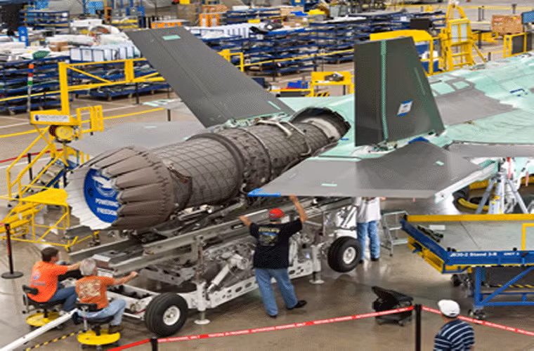 Có khoảng 2.200 công nhân làm việc trên các dây chuyền lắp ráp F-35 tại Fort Worth cùng 1.500 nhân viên văn phòng. Để có được một chiếc F-35 hoàn chỉnh cần tới 43.000 giờ công lao động con số này đã được rút ngắn đáng kể so với việc lắp những chiếc F-35 đầu tiên với 160.000 giờ công lao động.