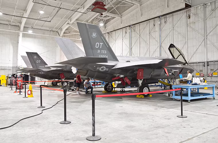 Thậm chí Pierre Sprey còn cho rằng các hệ thống radar phòng không cỡ lớn của Anh trong Chiến tranh Thế giới thứ II có thể dễ dàng phát hiện ra F-35, và chiến đấu cơ tàng hình tiên tiến nhất của nước Mỹ vẫn có khả năng bị đánh bại bởi công nghệ có từ 70 năm về trước.