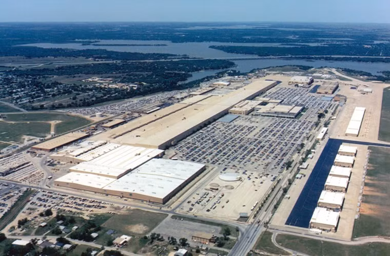 Theo Sputnik, nhà máy chế tạo máy bay Fort Worth là một trong những nhà máy có tuổi thọ lâu đời nhất của Tập đoàn Lockheed Martin. Nó từng là nơi lắp ráp hầu hết các dòng máy bay ném bom được Không quân Mỹ sử dụng trong Chiến tranh Thế giới thứ II thậm chí nhiều chiếc trong số đó vẫn còn đang hoạt động.