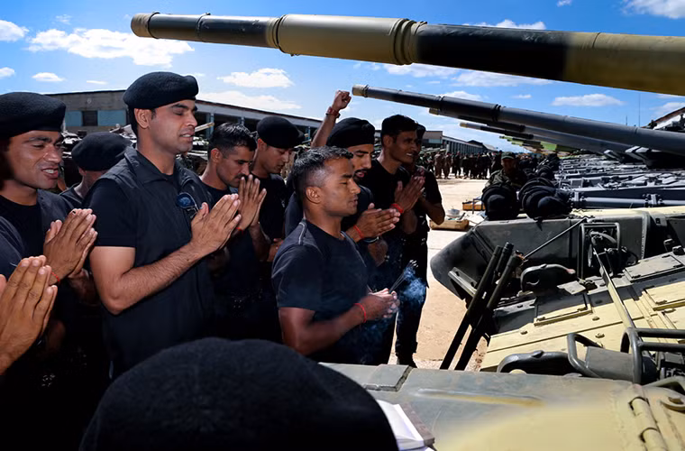 Hình ảnh cả đội tuyển Ấn Độ tham gia Tank Biathlon vào năm ngoái cầu may mắn và bình an trước những chiếc T-72B3 của họ.