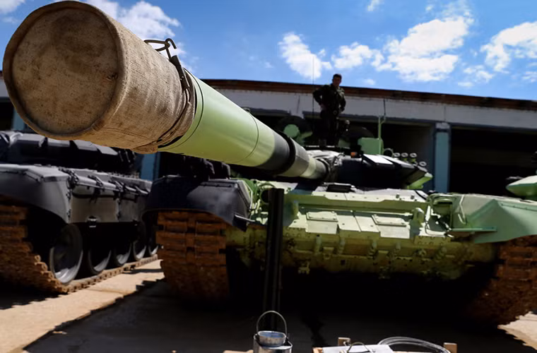 Chiếc xe tăng T-72B3 sơn ngụy trang màu xanh lá của đội tuyển Ấn Độ tại Tank Biathlon-2014.