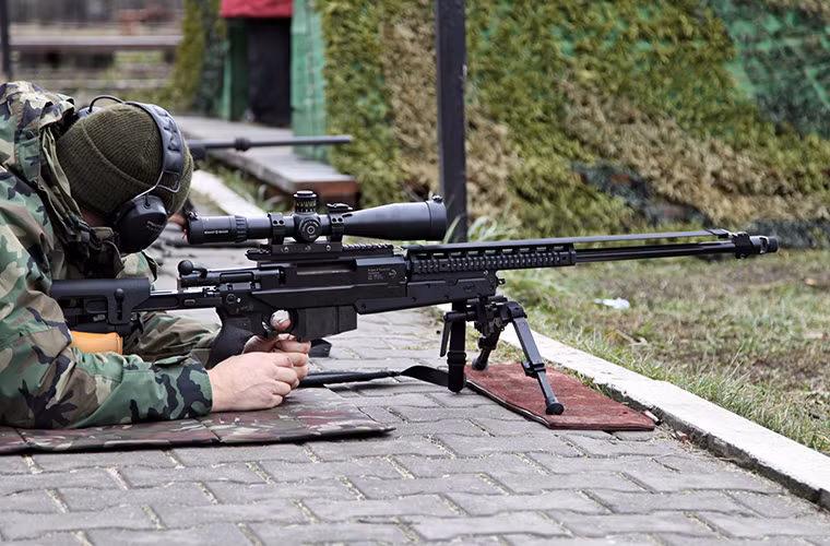 Trên thực tế Brugger &amp; Thomet APR là biến thể cải tiến của mẫu súng trường bắn tỉa chính xác PGM do hãng PGM Précision của Pháp chế tạo. Và nó được phát triển dựa trên đơn đặt hàng của Quân đội Singapore với Brugger &amp; Thomet vào năm 2003.