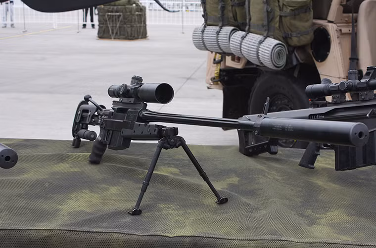 APR 308 được trang bị ống ngắm tiêu chuẩn PMII 3-12 × 50 LP do hãng Schmidt &amp; Bender chế tạo, còn ống ngắm đêm của nó là Simrad KN do hãng Simrad Optronics chế tạo.