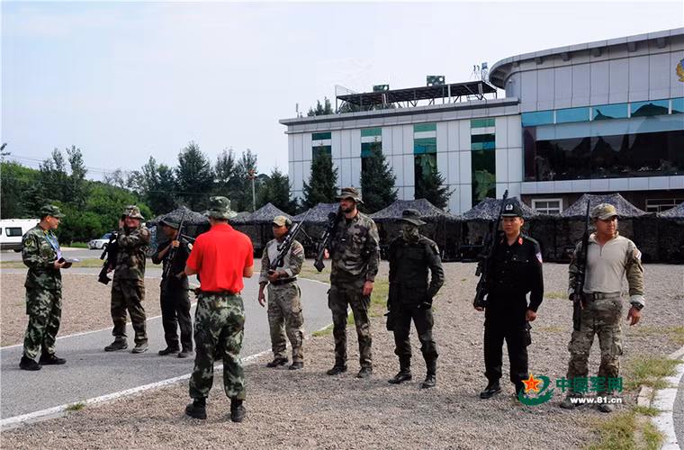 Brugger &amp; Thomet APR là mẫu súng trường bắn tỉa khá nổi tiếng trên thế giới được lực lượng an ninh và đặc nhiệm một số quốc gia trên thế giới sử dụng, và từ trước cho tới nay vẫn chưa có thông tin về việc Cảnh sát Cơ động Việt Nam được trang bị mẫu súng này.